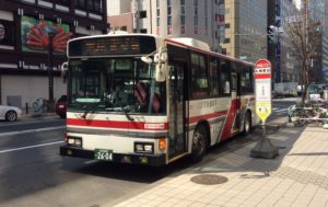 北海道札幌市の札幌駅近辺に停車中のバスの写真